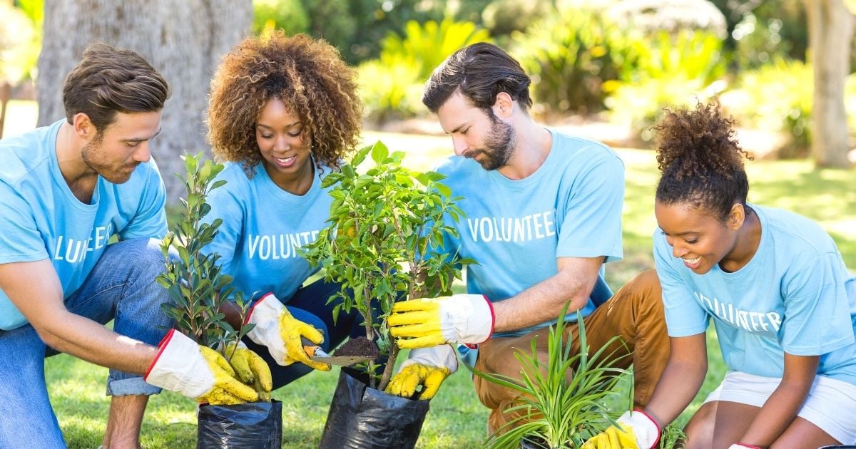 people volunteering with kids