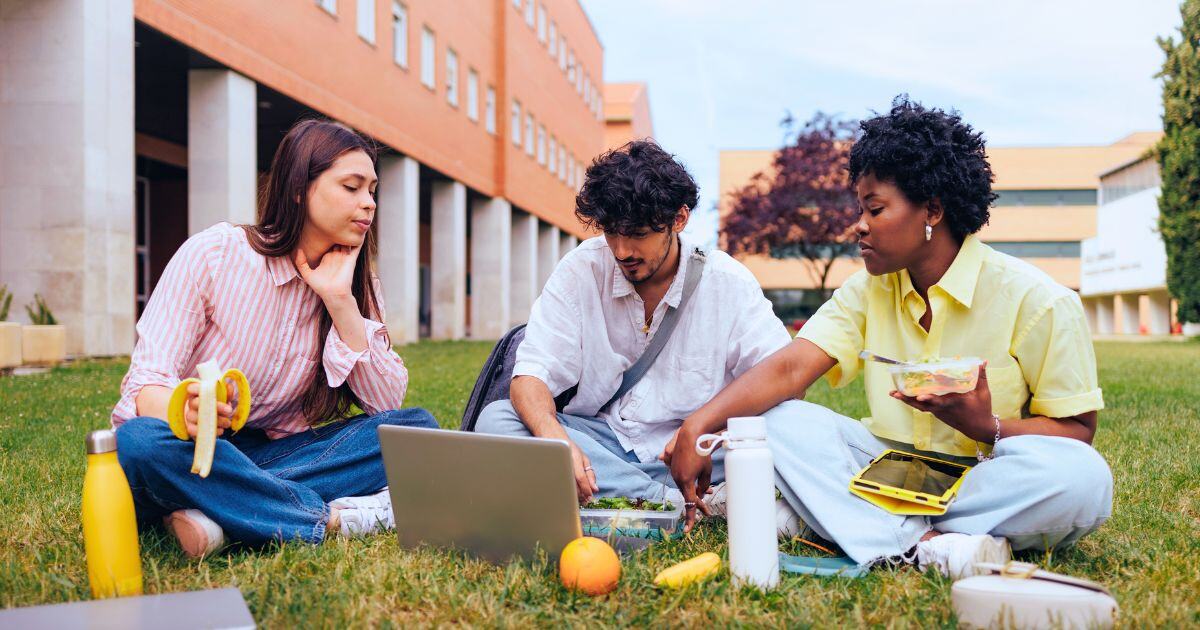 How to Eat Healthy In College featured