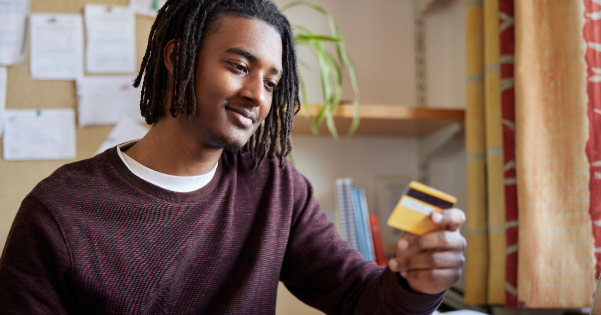 Whats the difference between debit and credit cards